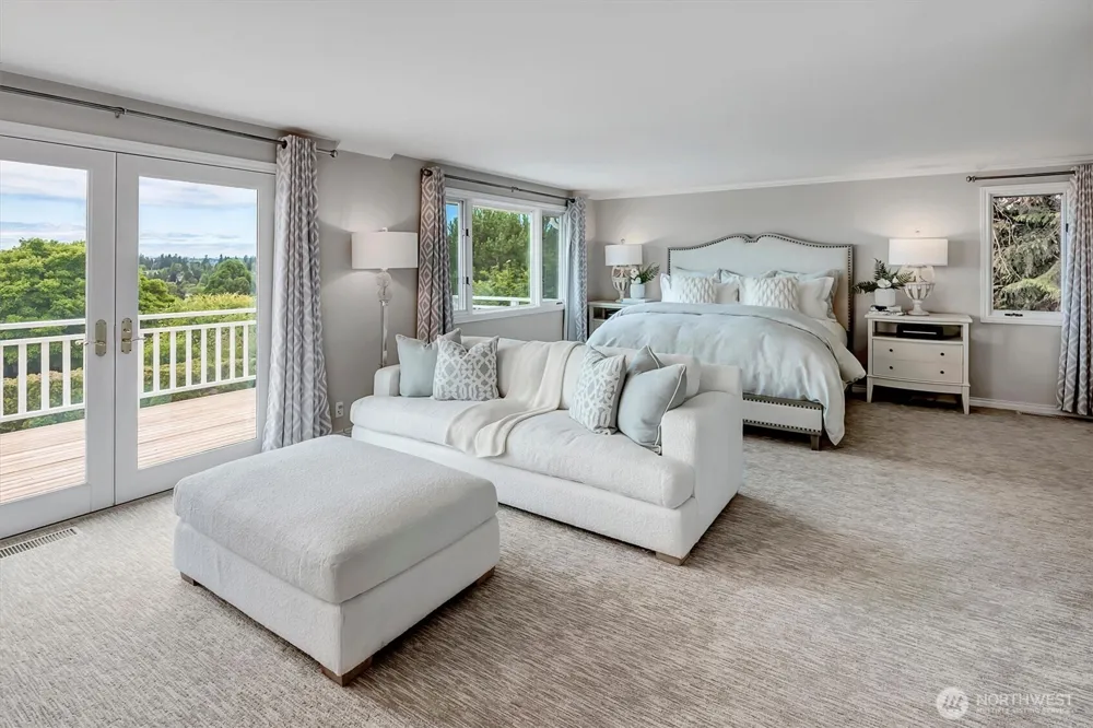 8900 NE 16th Street Clyde Hill, WA 98004