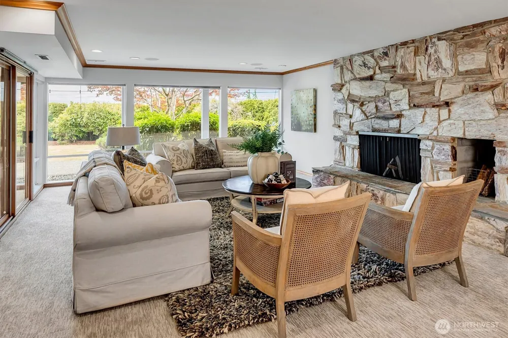 8900 NE 16th Street Clyde Hill, WA 98004