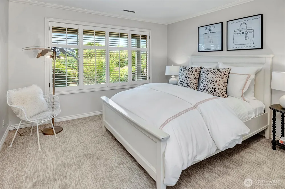 8900 NE 16th Street Clyde Hill, WA 98004