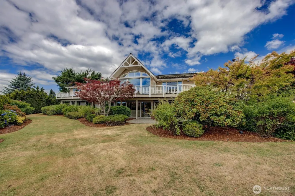 8900 NE 16th Street Clyde Hill, WA 98004