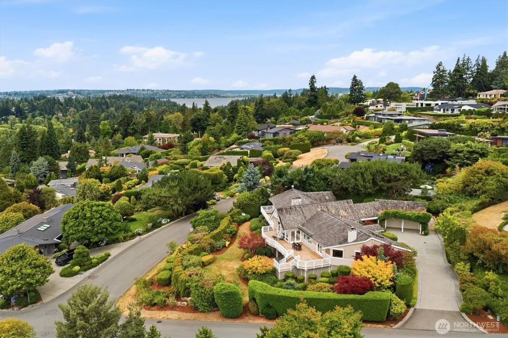 8900 NE 16th Street Clyde Hill, WA 98004