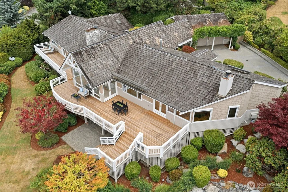 8900 NE 16th Street Clyde Hill, WA 98004
