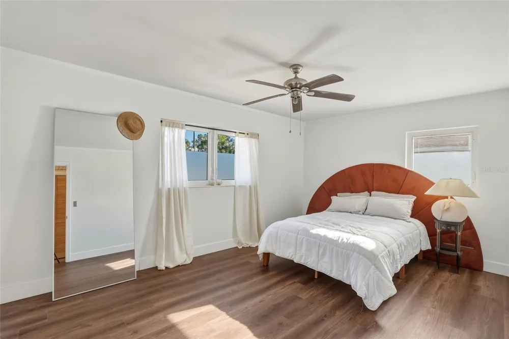 220 45TH AVENUE S St Petersburg, FL 33705