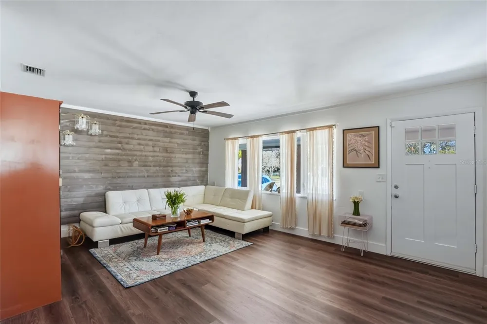 220 45TH AVENUE S St Petersburg, FL 33705