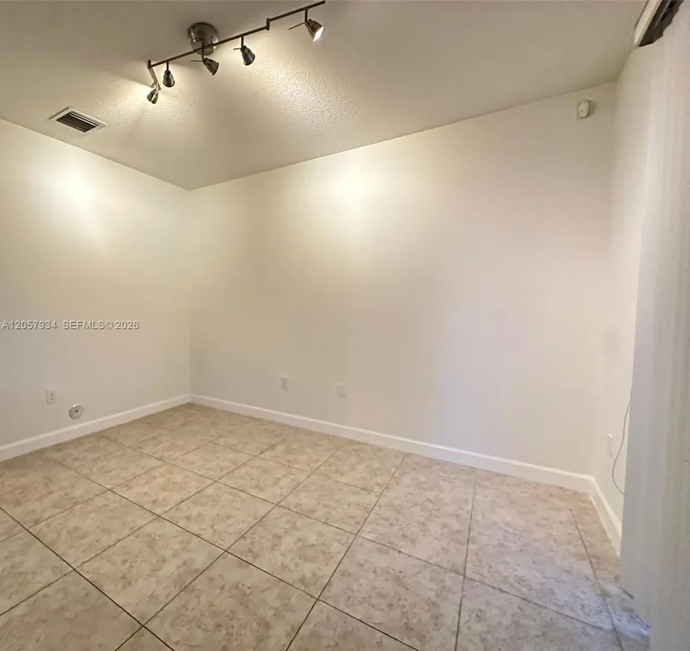 317 NE 194th Ln #317 Miami, FL 33179