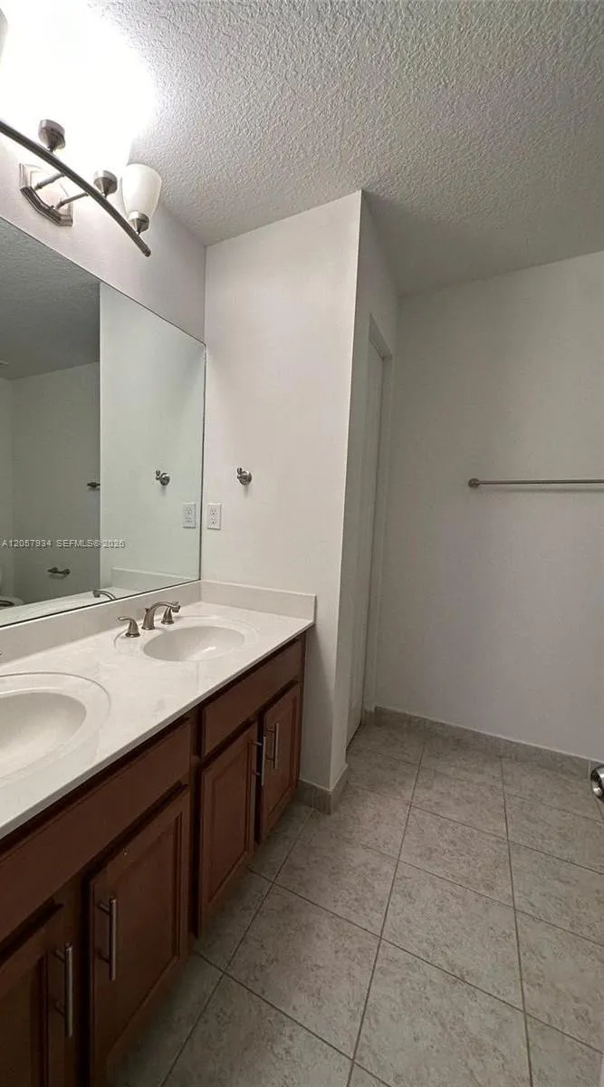 317 NE 194th Ln #317 Miami, FL 33179