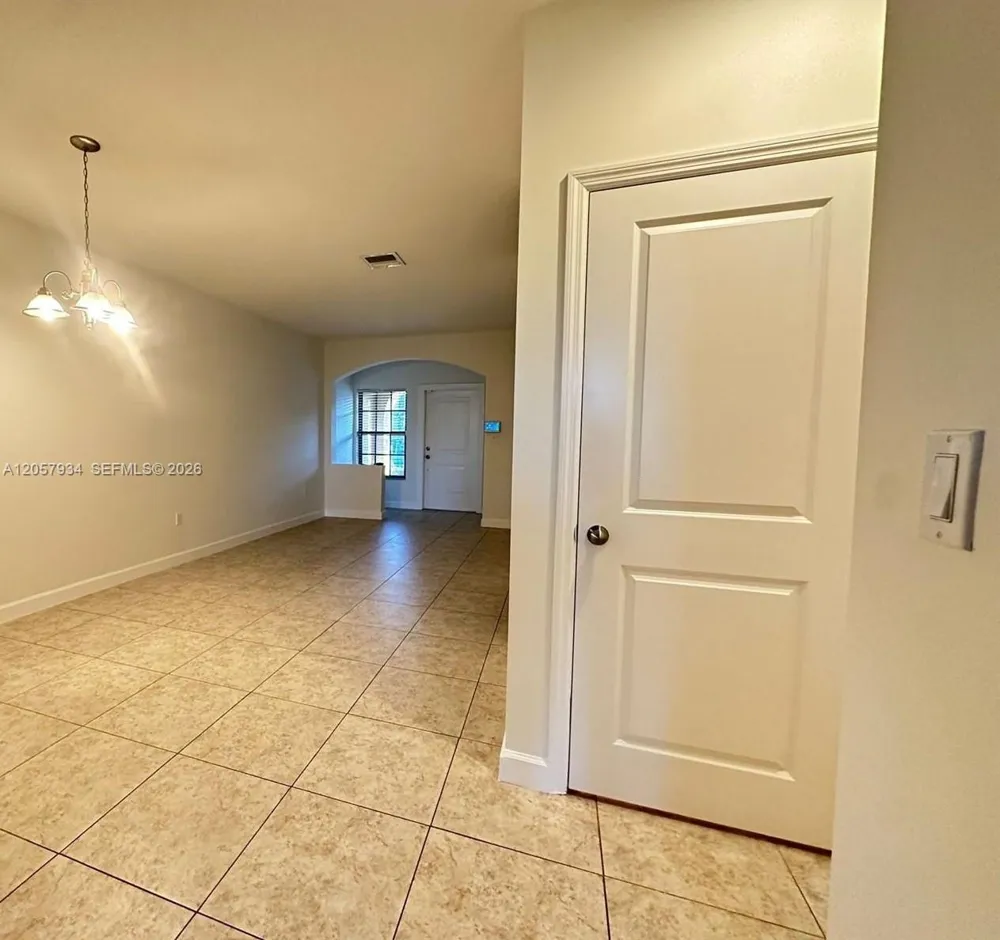 317 NE 194th Ln #317 Miami, FL 33179