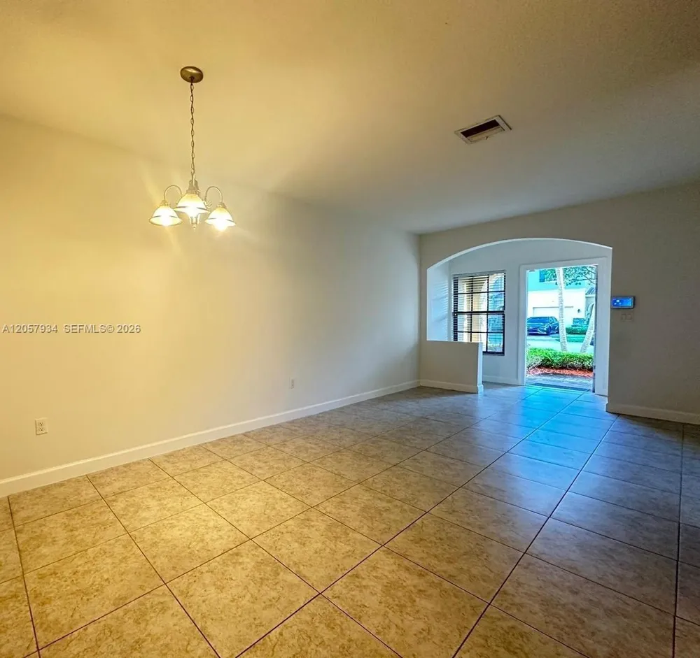 317 NE 194th Ln #317 Miami, FL 33179