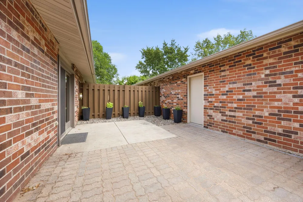 9712 Cimarron Circle Minnetonka, MN 55305