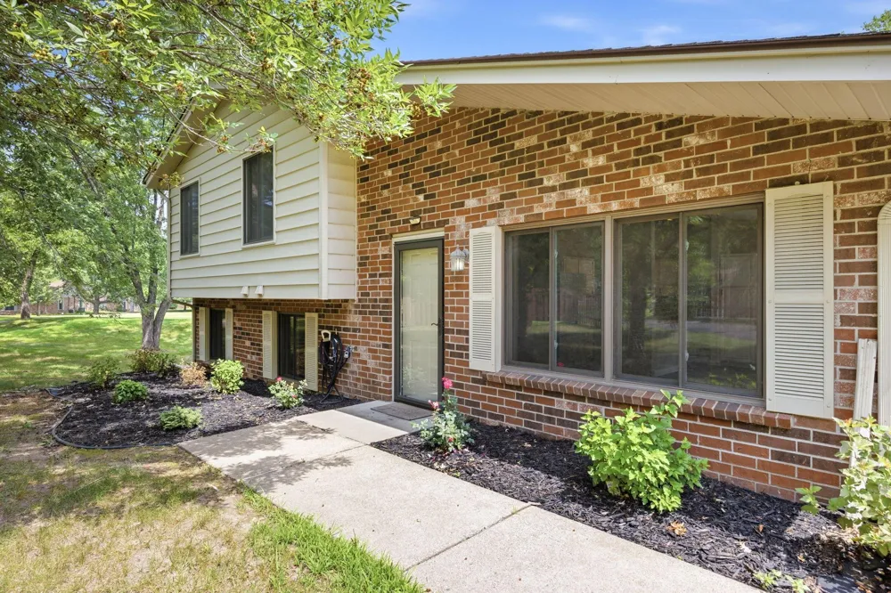 9712 Cimarron Circle Minnetonka, MN 55305