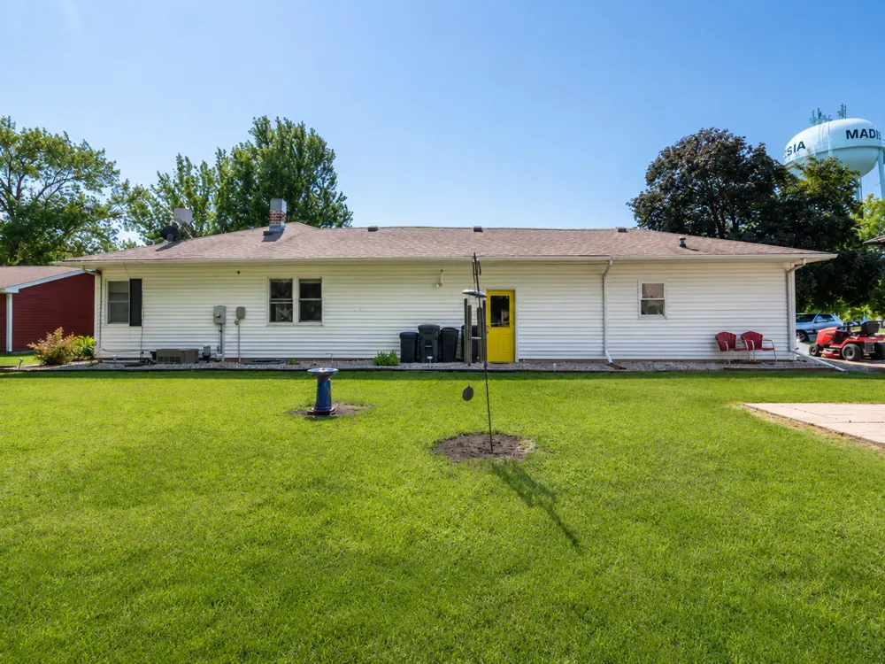 10 Buck Avenue NE Madelia, MN 56062