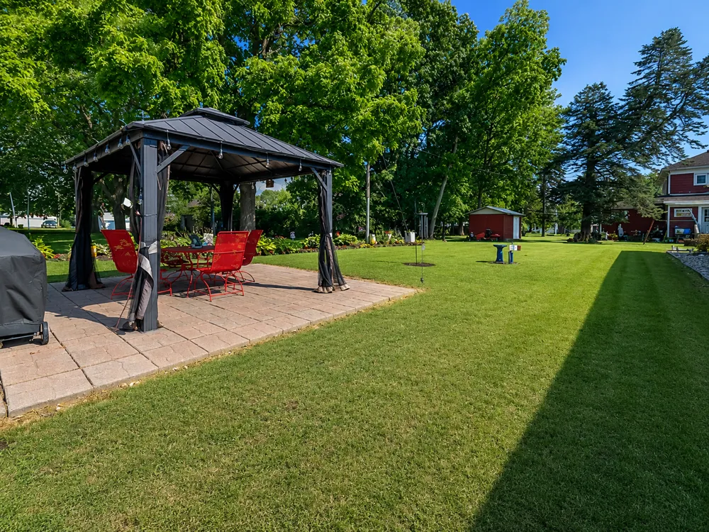 10 Buck Avenue NE Madelia, MN 56062