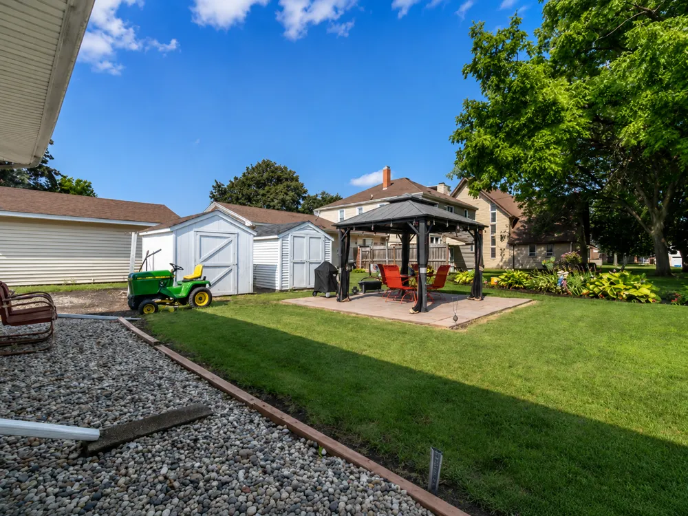 10 Buck Avenue NE Madelia, MN 56062