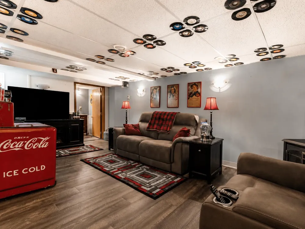 10 Buck Avenue NE Madelia, MN 56062