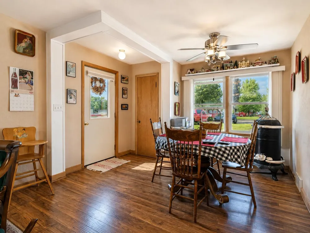 10 Buck Avenue NE Madelia, MN 56062
