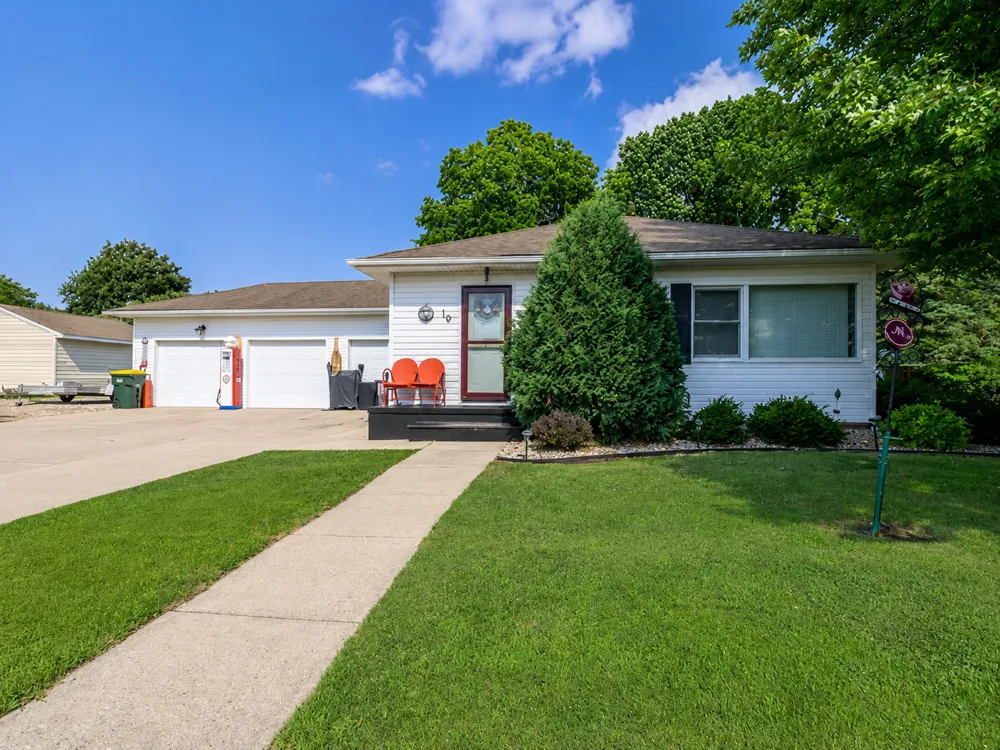 10 Buck Avenue NE Madelia, MN 56062