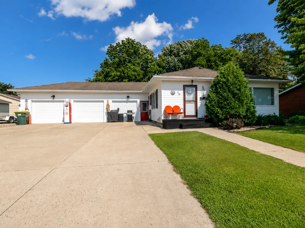 10 Buck Avenue NE Madelia, MN 56062