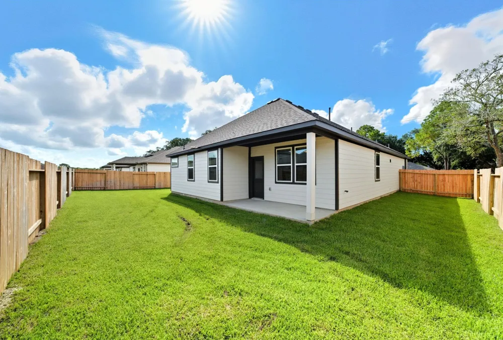 103 Bentwater Lane Clute, TX 77531