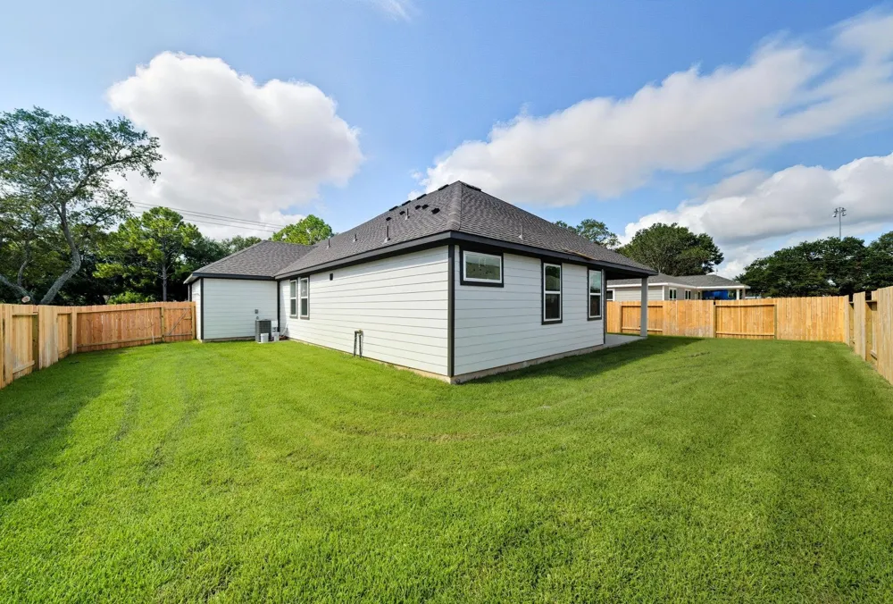 103 Bentwater Lane Clute, TX 77531