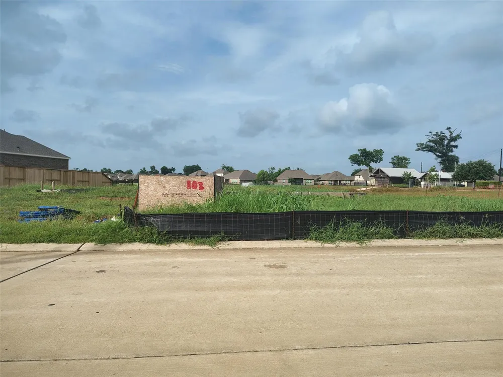 103 Bentwater Lane Clute, TX 77531