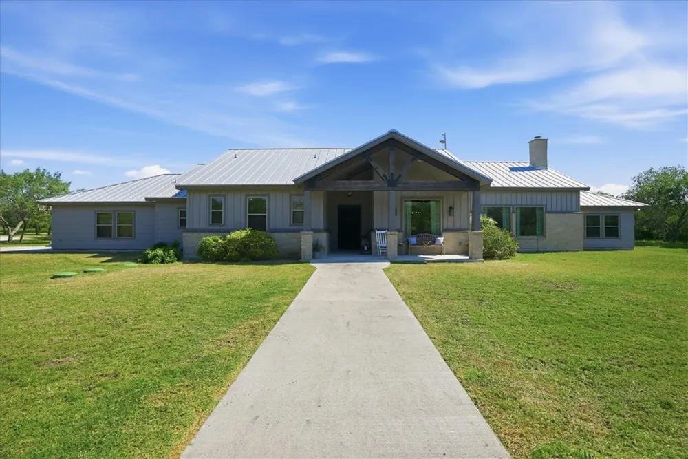 6137 Main Mathis, TX 78368