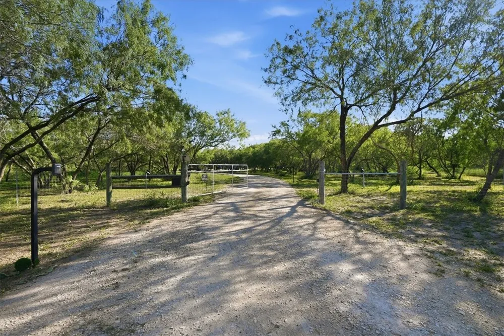 6137 Main Mathis, TX 78368