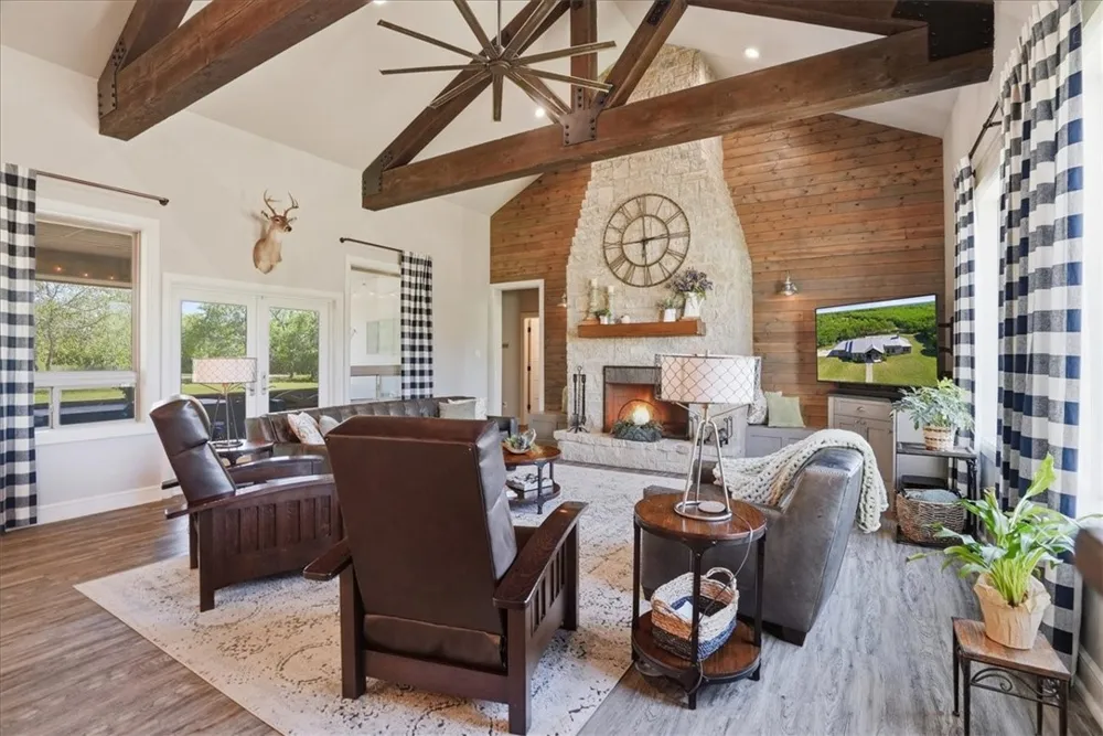 6137 Main Mathis, TX 78368