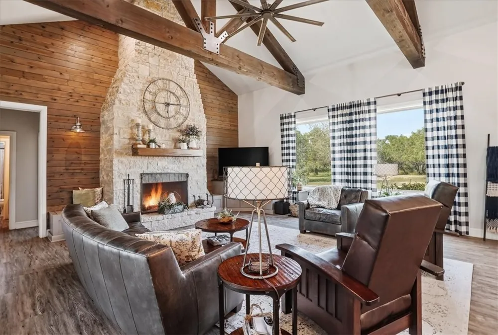6137 Main Mathis, TX 78368