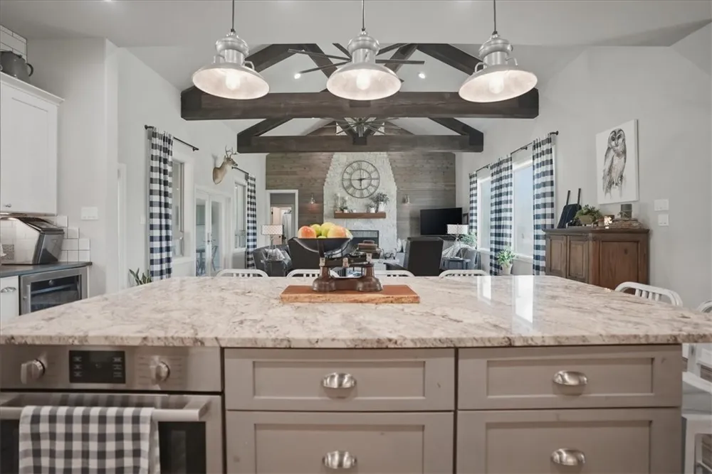 6137 Main Mathis, TX 78368