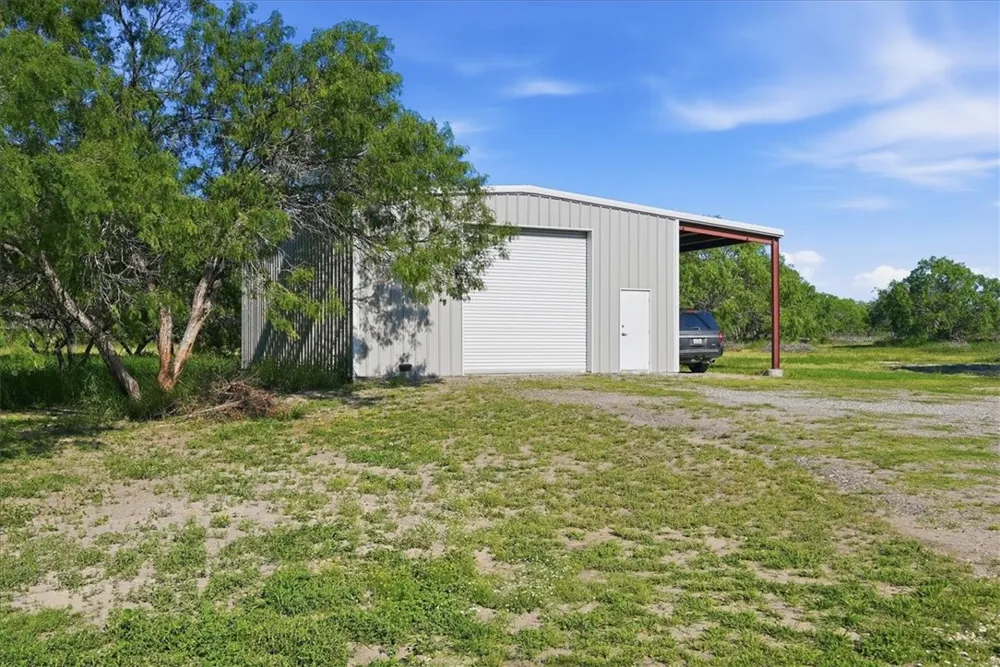 6137 Main Mathis, TX 78368