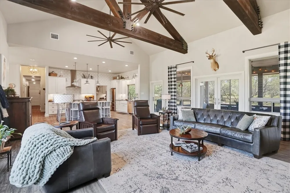 6137 Main Mathis, TX 78368