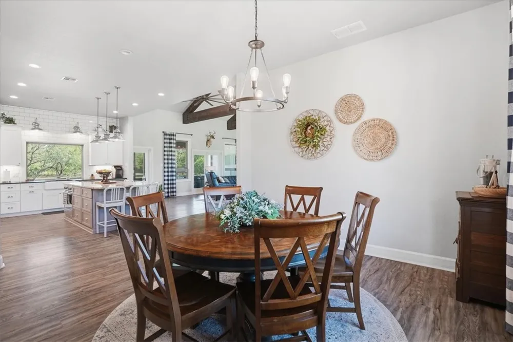 6137 Main Mathis, TX 78368