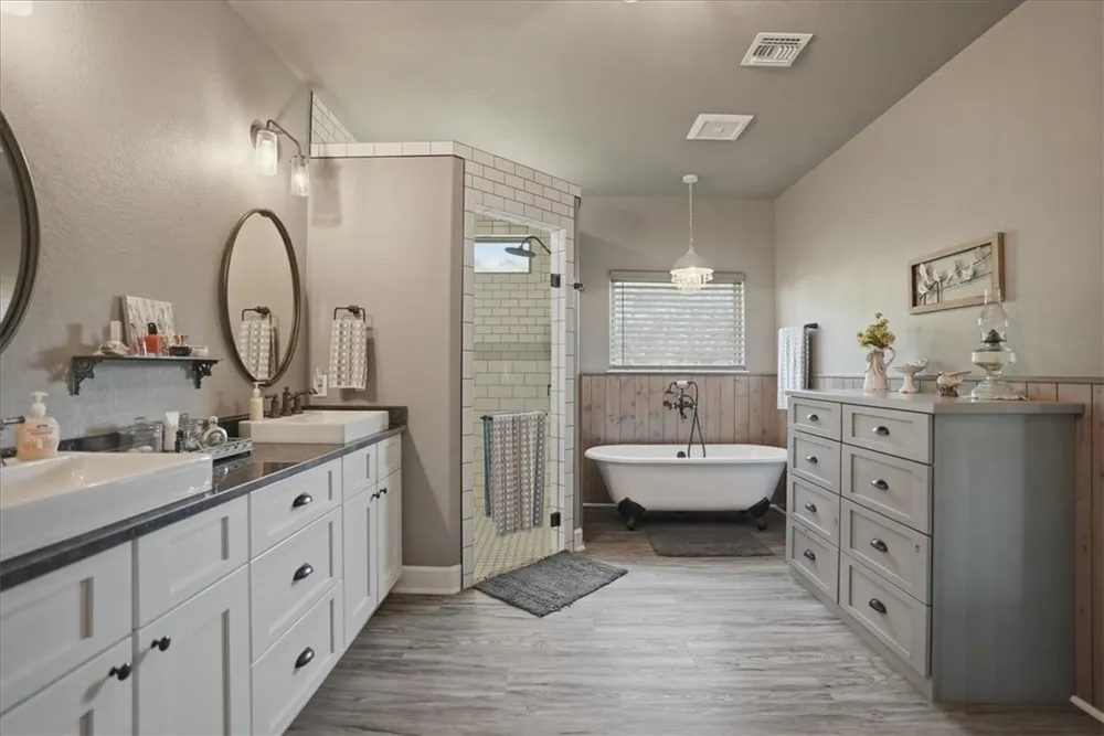 6137 Main Mathis, TX 78368