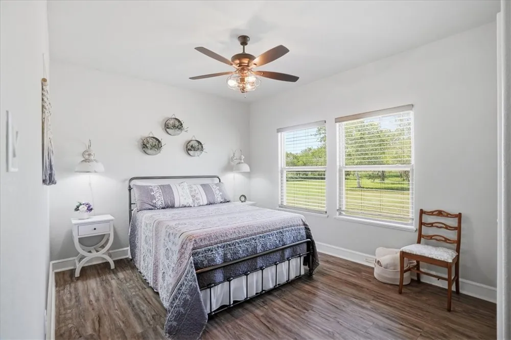 6137 Main Mathis, TX 78368