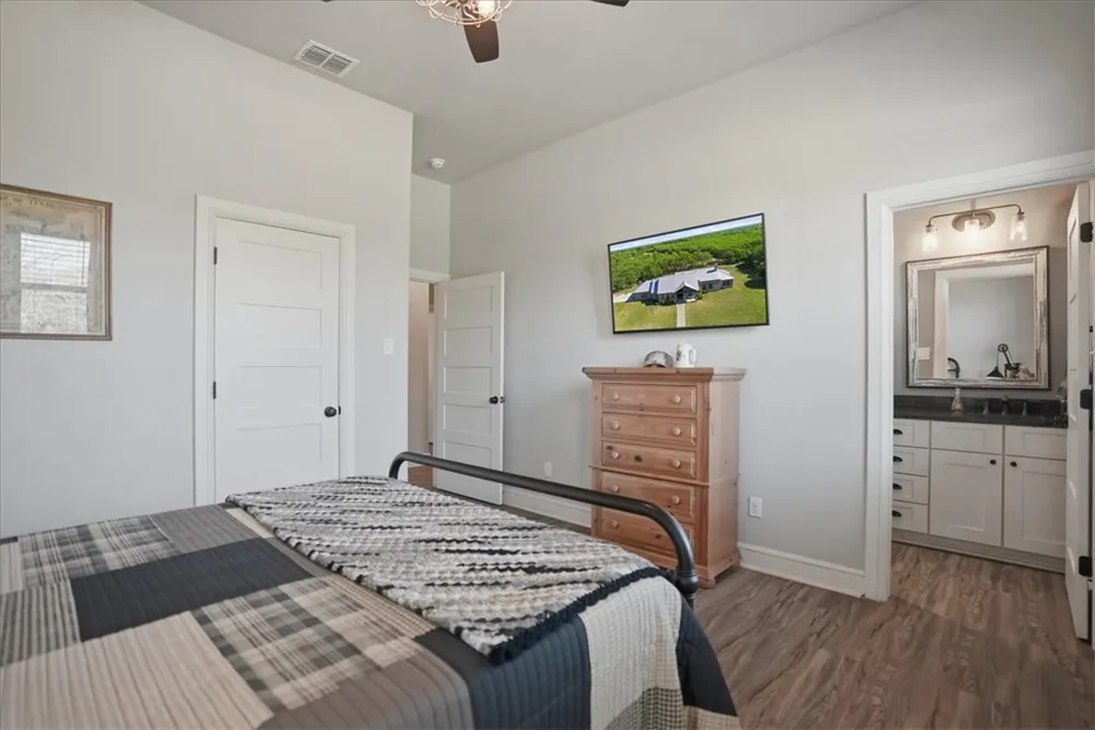 6137 Main Mathis, TX 78368