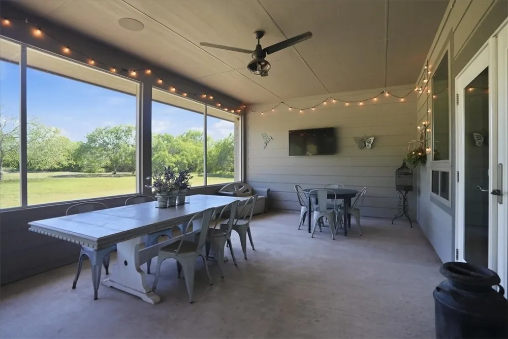 6137 Main Mathis, TX 78368