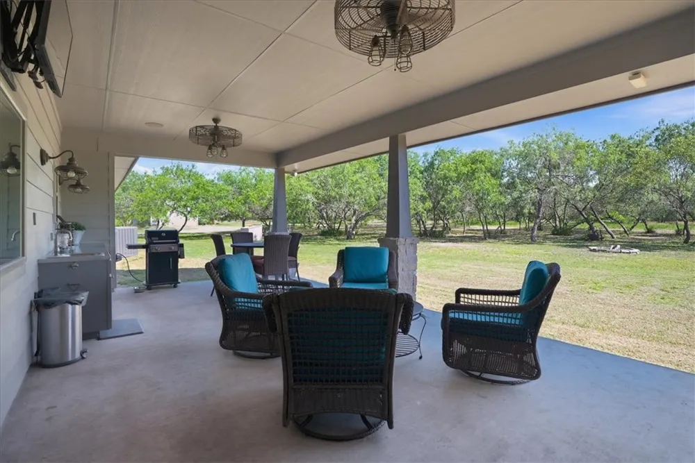 6137 Main Mathis, TX 78368