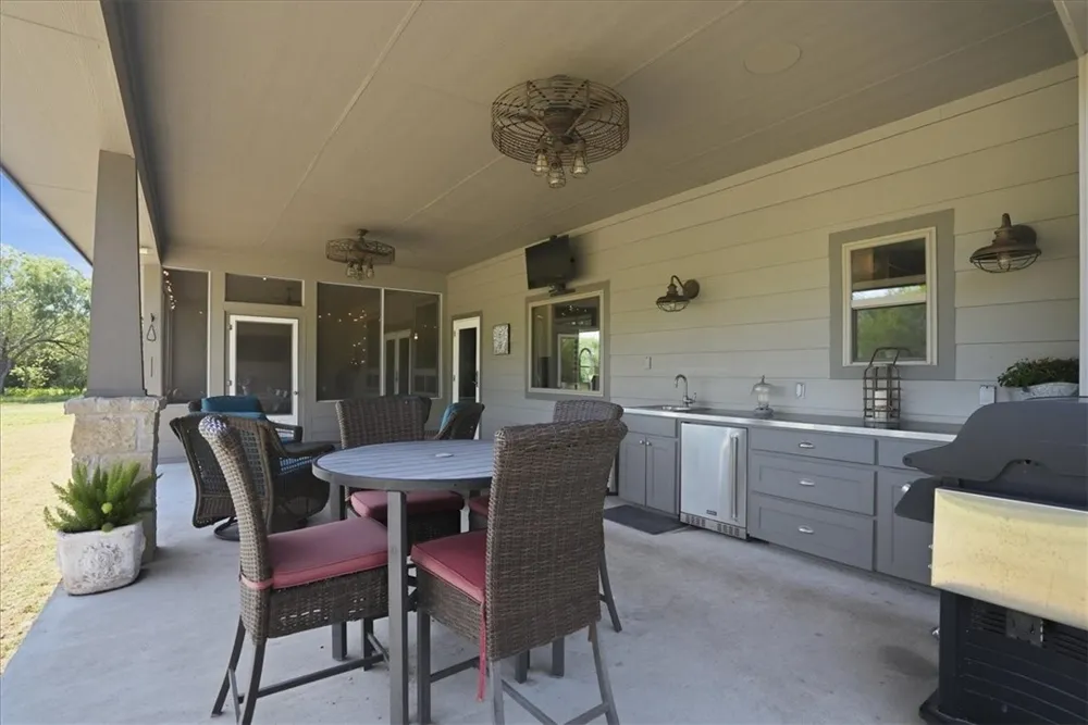 6137 Main Mathis, TX 78368