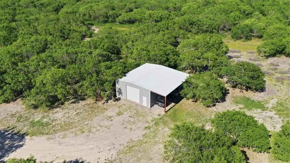 6137 Main Mathis, TX 78368