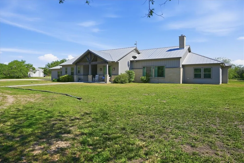 6137 Main Mathis, TX 78368