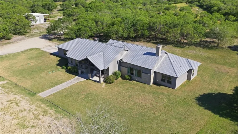 6137 Main Mathis, TX 78368