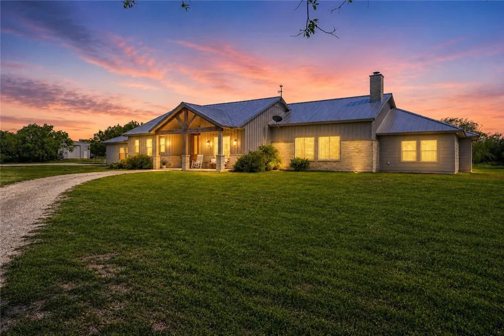 6137 Main Mathis, TX 78368