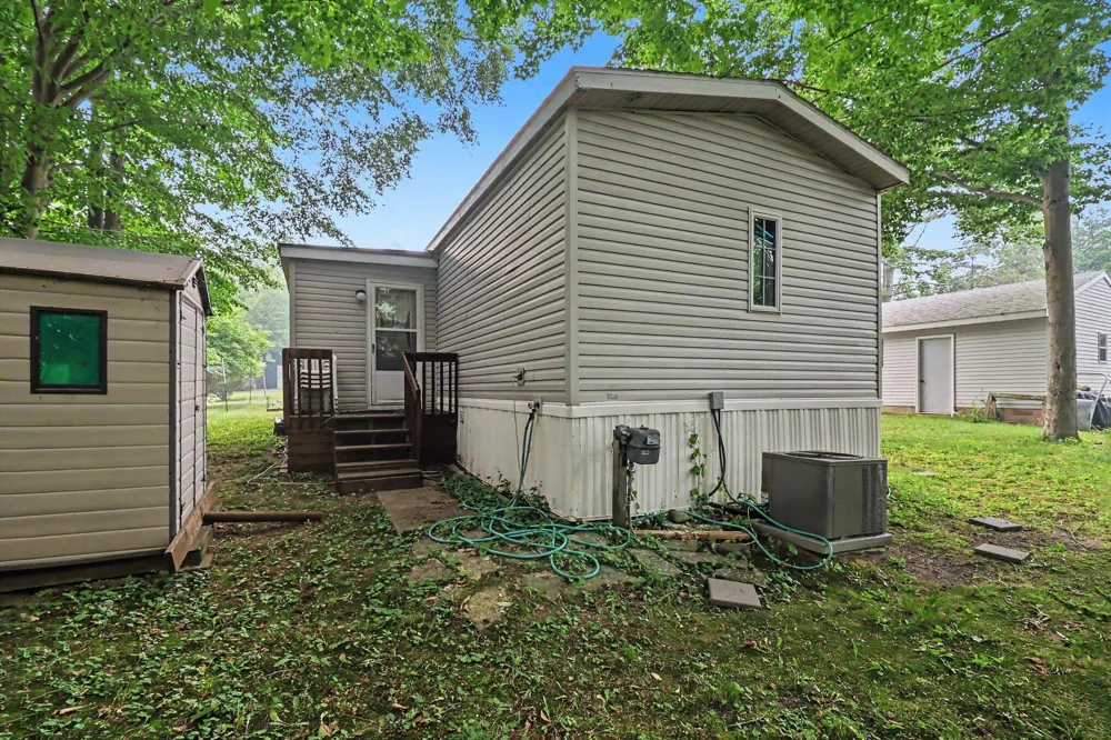 17039 3rd Street Arcadia, MI 49613