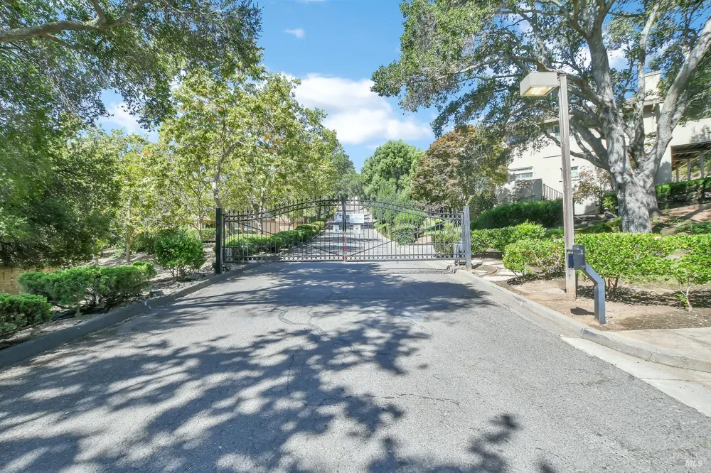 15 Knoll Drive Fairfield, CA 94534