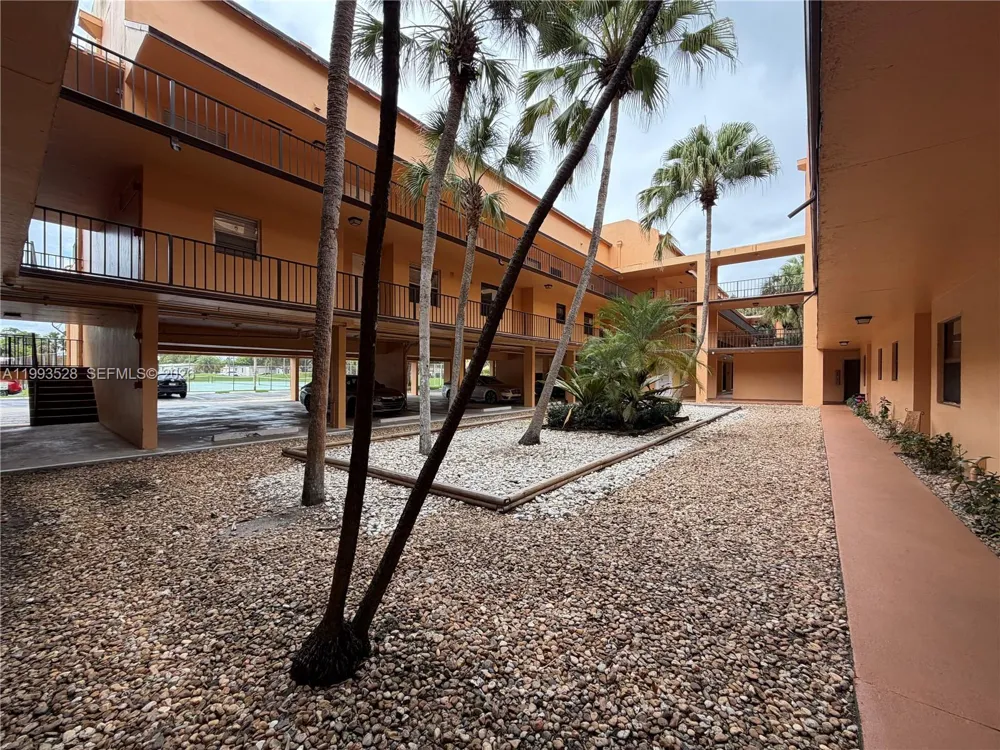 400 Commodore Dr #101 Plantation, FL 33325