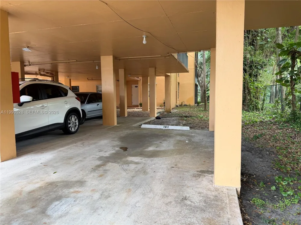 400 Commodore Dr #101 Plantation, FL 33325
