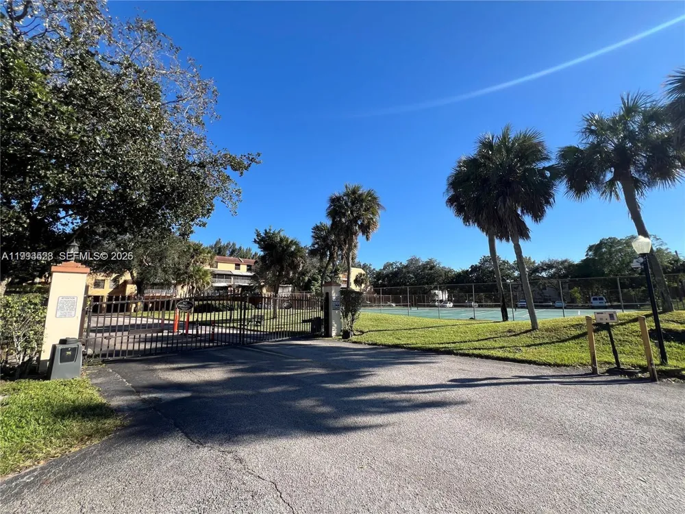 400 Commodore Dr #101 Plantation, FL 33325
