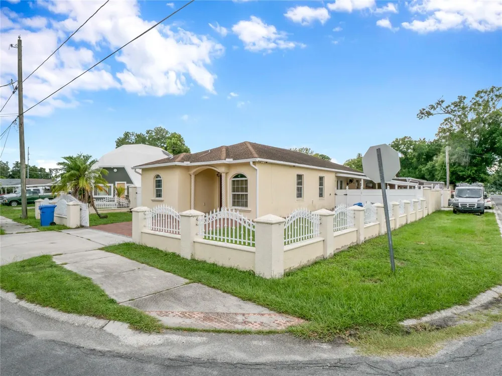 6922 HALE AVENUE Tampa, FL 33614