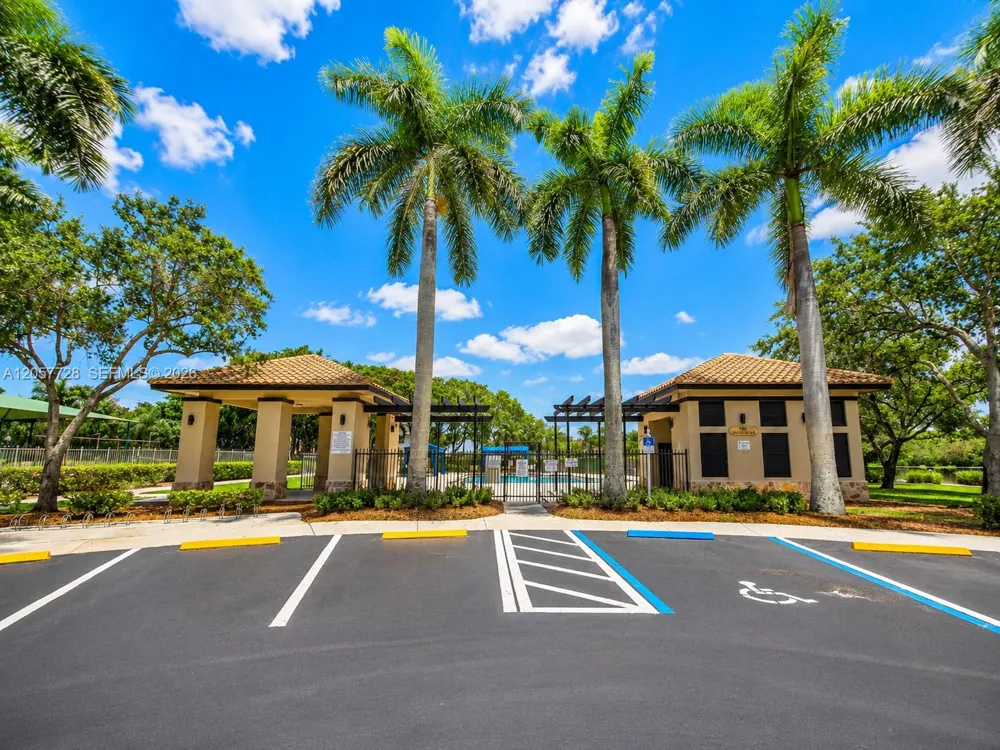 1041 Cedar Falls Dr Weston, FL 33327