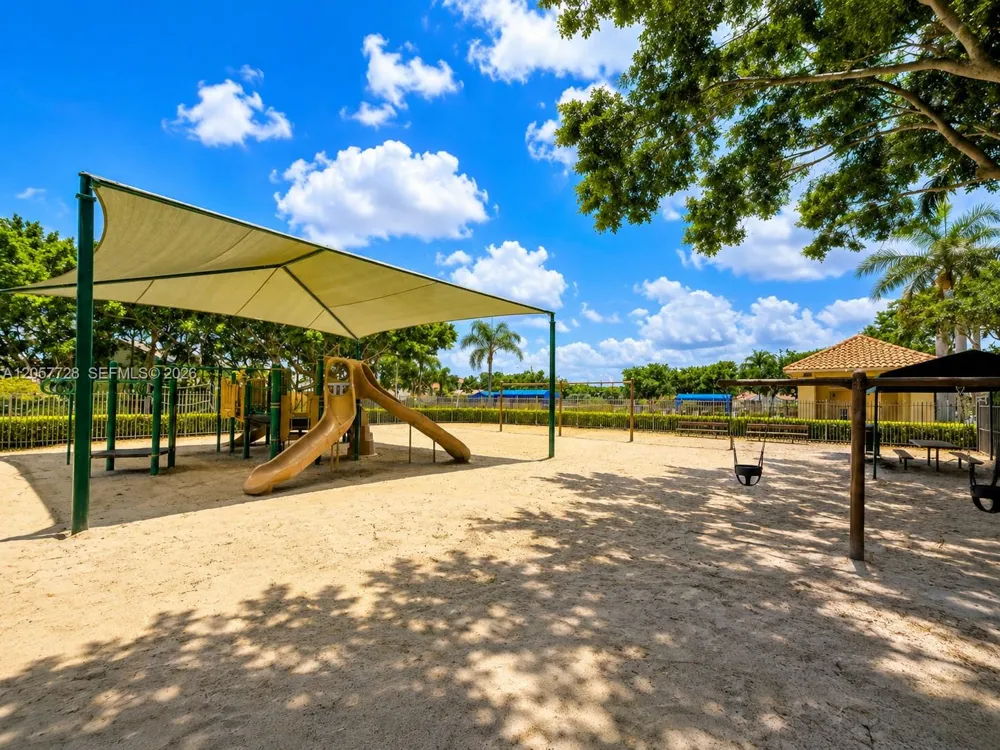 1041 Cedar Falls Dr Weston, FL 33327